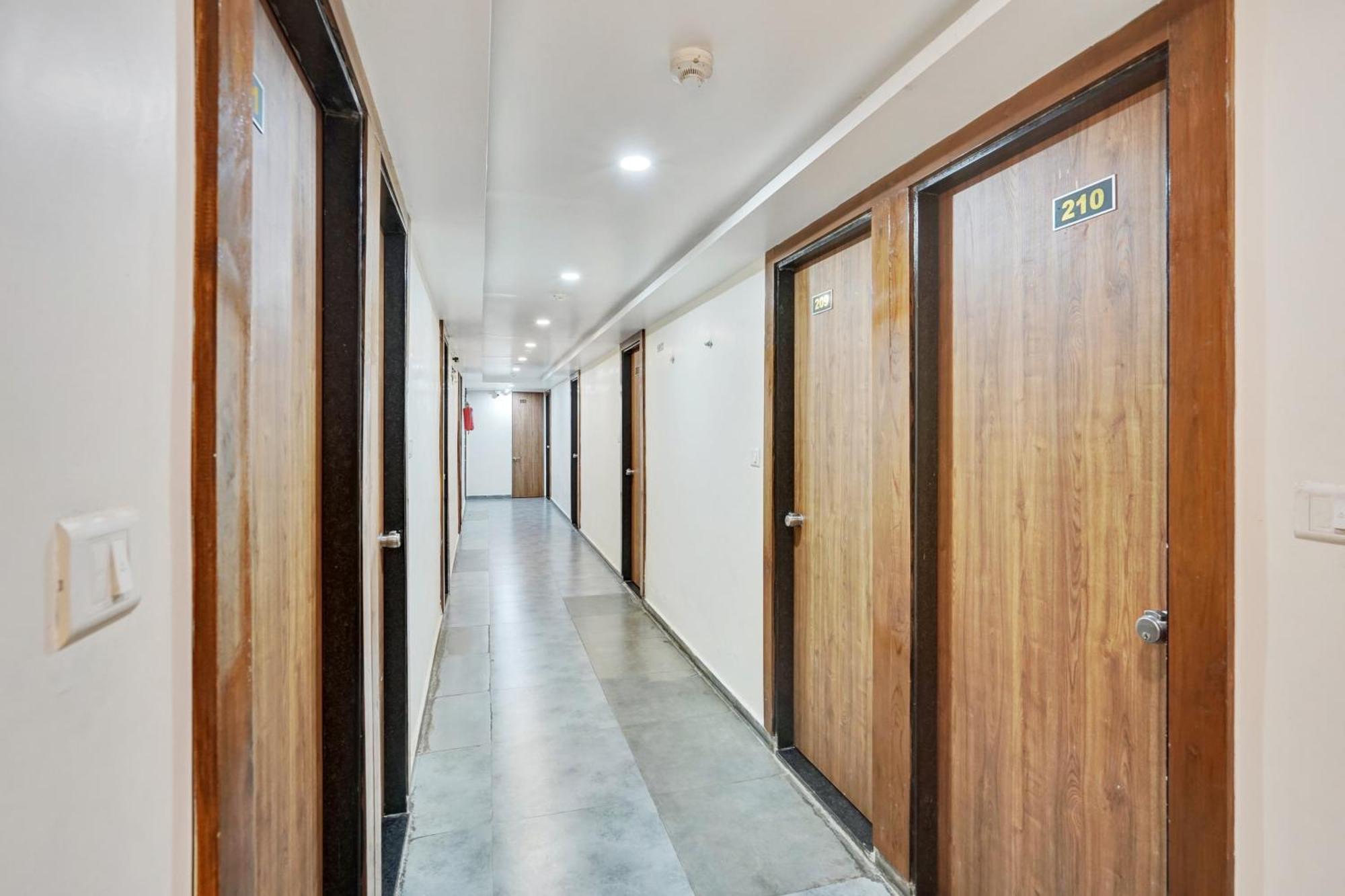 Super Collection O Kudasan Gandhinagar Formerly Hotel Royal Mansion Kültér fotó