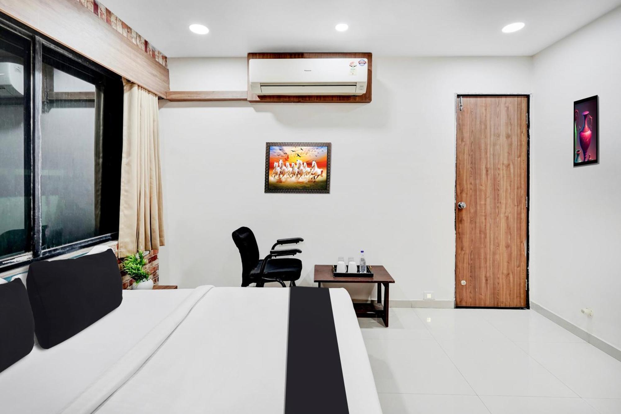 Super Collection O Kudasan Gandhinagar Formerly Hotel Royal Mansion Kültér fotó