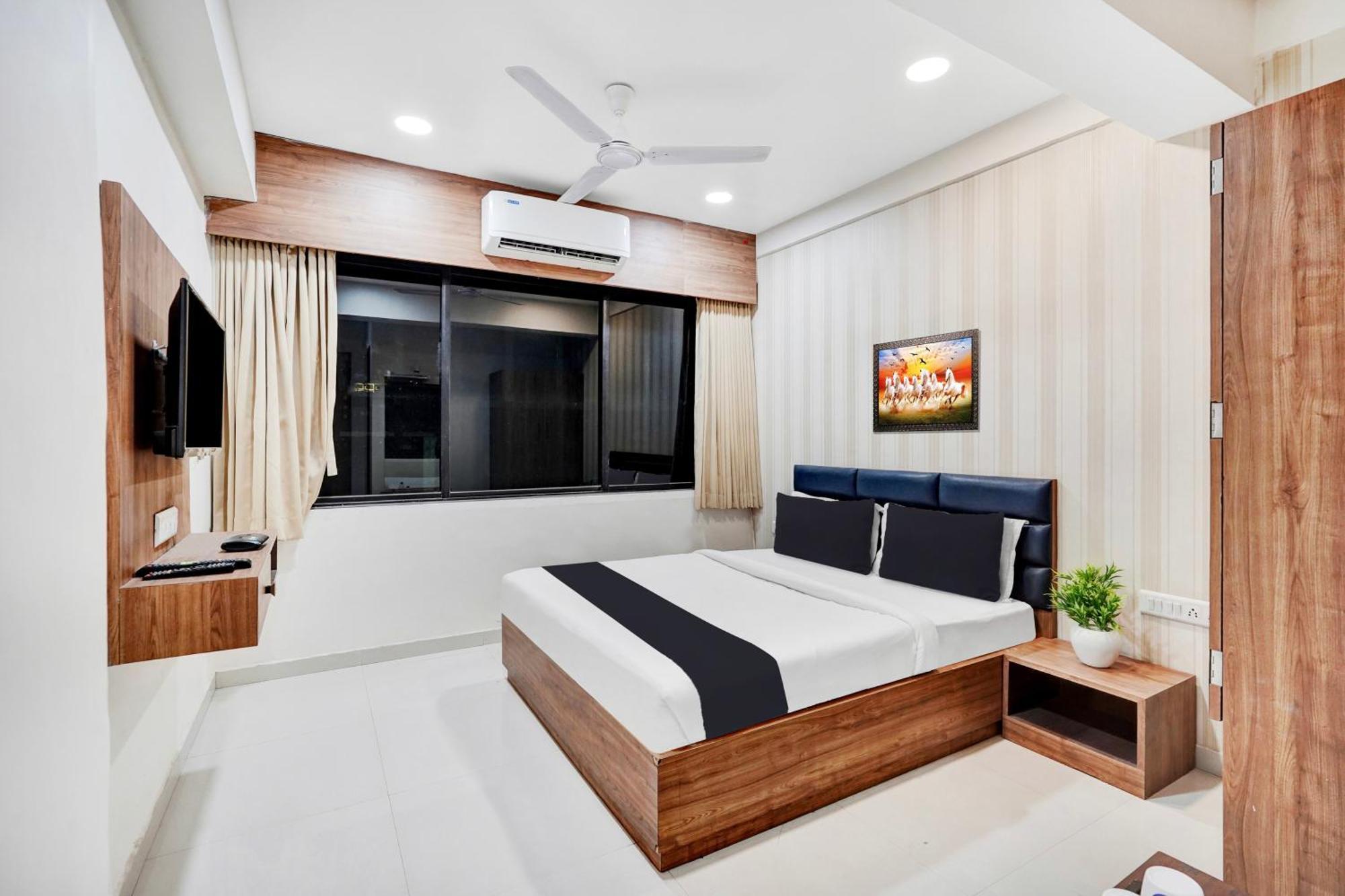 Super Collection O Kudasan Gandhinagar Formerly Hotel Royal Mansion Kültér fotó